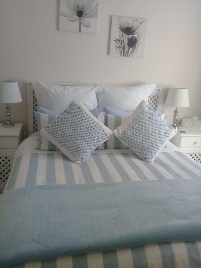 Settle Inn Self Catering Accommodation Colchester Esterno foto
