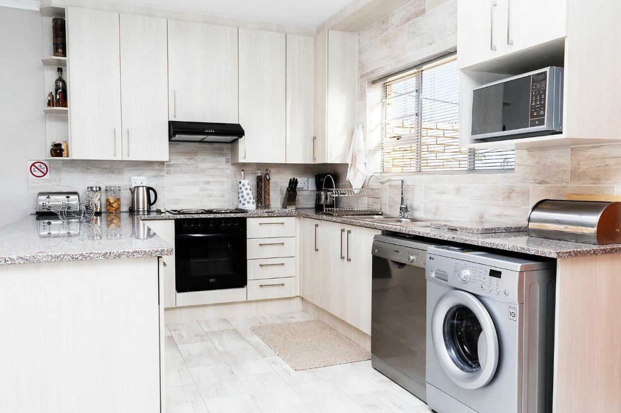 Settle Inn Self Catering Accommodation Colchester Esterno foto